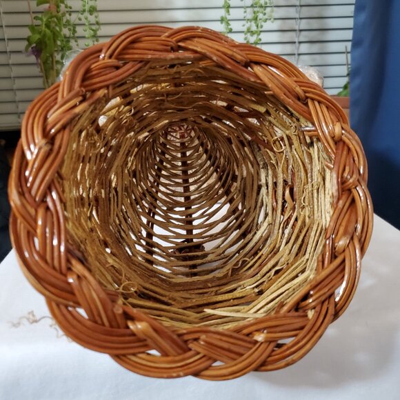 Small / Medium Woven Wicker Two-Toned / Varnished Horn of Plenty (Cornucopia) - Picture 3 of 8